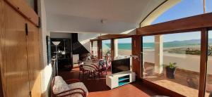 PORT CIPRIANO Sur les toits , vue panoramique sur la mer