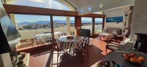 PORT CIPRIANO Sur les toits , vue panoramique sur la mer