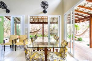 CHARMOSA CASA EM CONDO A 01 QUADRA DA PRAIA DO SAPE UBATUBA com churrasqueira, forno pizza, wifi