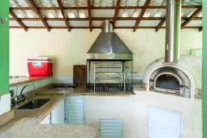 CHARMOSA CASA EM CONDO A 01 QUADRA DA PRAIA DO SAPE UBATUBA com churrasqueira, forno pizza, wifi