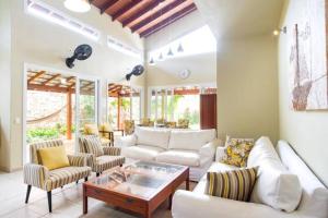 CHARMOSA CASA EM CONDO A 01 QUADRA DA PRAIA DO SAPE UBATUBA com churrasqueira, forno pizza, wifi