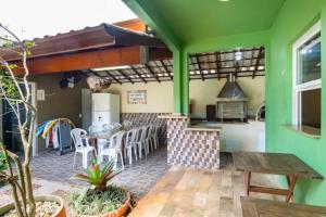 CHARMOSA CASA EM CONDO A 01 QUADRA DA PRAIA DO SAPE UBATUBA com churrasqueira, forno pizza, wifi