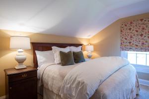 Deluxe Queen Room room in The Greystone Inn
