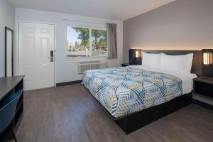 Queen Room - Disability Access - Non-Smoking room in Motel 6-Fontana CA