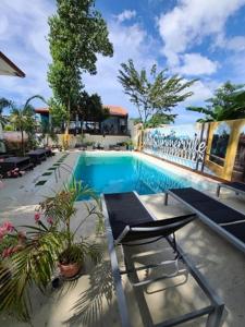 White Summerville Tourist Inn