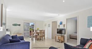 Coconuts - 2 balconies and stroll to choice of 2 beaches