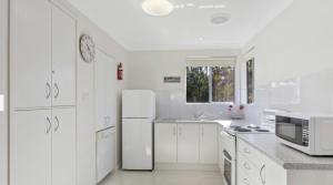 Coconuts - 2 balconies and stroll to choice of 2 beaches