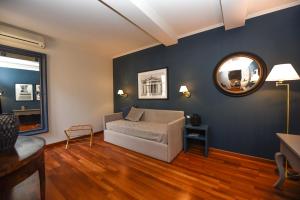  Deluxe King Suite room in The Tuscanian Hotel