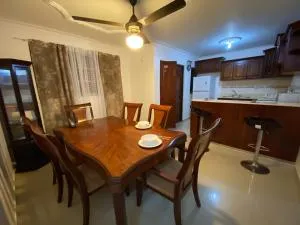 1Dom Rep - Huge cozy 3 bedrooms - Electric transformer and Inverter- close to all transportation Jacobo Majluta - Residencial Paradise V Colina Arroyo 1 - Monte Plata