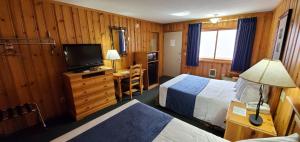one Queen and Full Bed - Middle Building  room in The Lake Motel