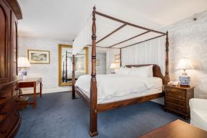 King Room with Sofa Bed room in Simsbury 1820 House