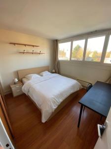 B&B / Chambres d'hotes Chambre calme (Mercure) - proche Paris et TGV : photos des chambres
