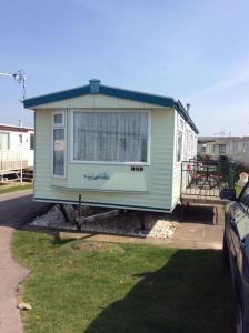 L&g caravan hire 8 BERTH SEALANDS FAMILYS ONLY AND THE LEAD PERSON MUST BE OVER 30