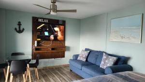 Beautiful remodeled condominiun with an impecable view to the beach and city avenues walk distance to the beach