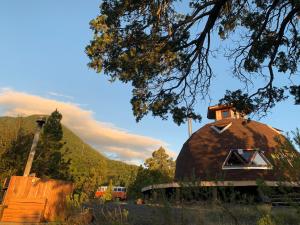 Domo Conguillio Conecta con tu energía sagrada junto al Salto Truful Truful con una vista majestuosa que podrás disfrutar en una tinaja Una experiencia que alineará tu espíritu y tu energía interior Vívelo