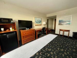 King Room - Disability Access Tub/Non-Smoking room in Best Western Plus Waterville Grand Hotel