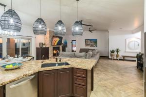 VIEWS! Luxury Lake Home W Pool, Spa & Fire Pit!