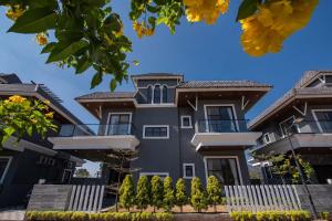 StayVistas Hillside Cove - Mountain-View Villa with Plunge Pool & Kids Zone