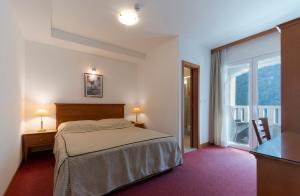 Double Room with Balcony and Side Sea View room in Hotel Villa Dvor
