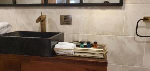 The Green Monkey Lux Suite at The Grumpy Schnauzer B&B Private Hot Tub, Gym, Breakfast, Stunning!