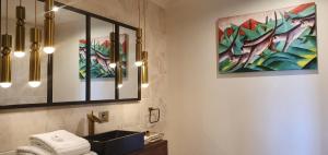 The Green Monkey Lux Suite at The Grumpy Schnauzer B&B Private Hot Tub, Gym, Breakfast, Stunning!