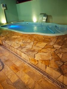 Casa com piscina à beira-mar