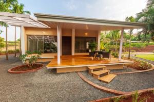 StayVistas Green Grove - A Modern Mountain-View Retreat with Lush Lawn