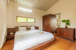 StayVistas Green Grove - A Modern Mountain-View Retreat with Lush Lawn