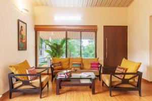 StayVistas Green Grove - A Modern Mountain-View Retreat with Lush Lawn