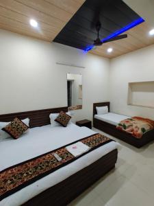 Hotel RUJHAN - Just 2 Minute walking Distance From Golden Temple