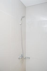 Modern Studio Apartment at Tree Park Cikokol By Travelio