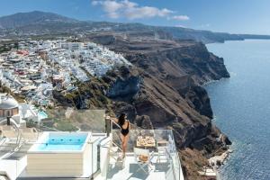 Deluxe Suite with outdoor heated Hot Tub & Caldera View room in Mythical Blue Luxury Suites