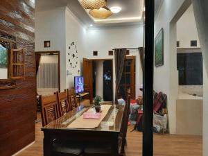 OMAH LUMUT Malang, Best Family Villa 3 Bedrooms Free Pool Kolam Renang