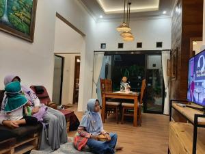 OMAH LUMUT Malang, Best Family Villa 3 Bedrooms Free Pool Kolam Renang