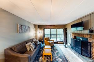 Two Bedroom Apartment  room in Mountain Green 1B3