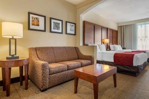 Queen Suite with Two Queen Beds room in Comfort Suites Miami