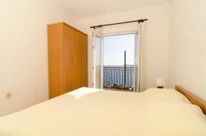 Three Bedroom Holiday Home with Terrace and Sea View room in Holiday Home Jasminka