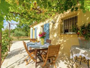 Detached home near the truffle capital of Aups with shared pool