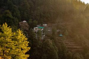 StayVista at Villa Clouds Haven with Bicycle - Nainital
