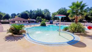 Maisons de vacances Bungalow de 2 chambres avec piscine partagee jardin et wifi a Sainte Eulalie en Born : photos des chambres