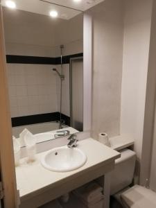 Hotels La Poularde : Chambre Double avec Salle de Bains Privative