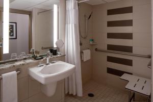 King Room with Roll-In Shower - Disability Access room in Hyatt Regency Indianapolis at State Capitol