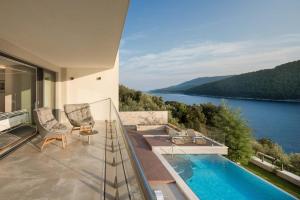 Villa Labin Waterfront - Stunning Sea Views - Jacuzzi - Sauna - Pool Table
