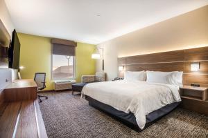 Leisure King Room - Non-Smoking room in Holiday Inn Express & Suites Tulsa East - Catoosa an IHG Hotel
