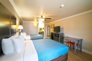 Queen Room with Two Queen Beds - Non-Smoking room in Econo Lodge Inn & Suites Corpus Christi