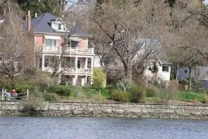 Lipton Place by Elegant Waterfront - Sooke