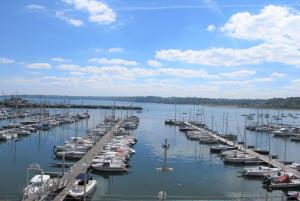 Appartements Bel appartement avec terrasse, WIFI et SUPERBE VUE MER a PERROS-GUIREC - Ref 840 : photos des chambres