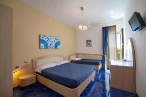 Triple Room with Sea View and Private Balcony room in Hotel Il Pino