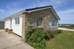 TY BYCHAN - SEA VIEWS - 4 Bed BUNGALOW-RAVENSPOINT - Rhoscolyn