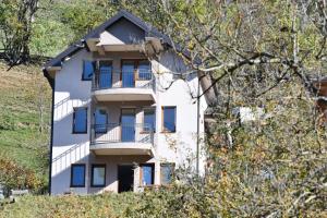 Three-Bedroom House room in 1060 Meet Eat Hike & Tour